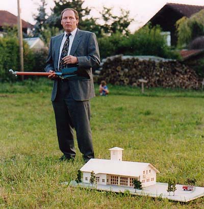 Bürgermeister Anton Klotz mit Modell Feuerwehrhaus mit Schützenheim aut dem zukünftigen Standort Hauptstraße 37