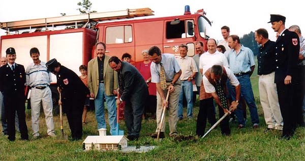 Beim Spatenstich v.l. Kommandant Norbert Bentele, 1. Bgm. Anton Klotz, 1. Schützenmeister Edmund Bayrhof und 1. Vorstand Feuerwehr Matthias Amann